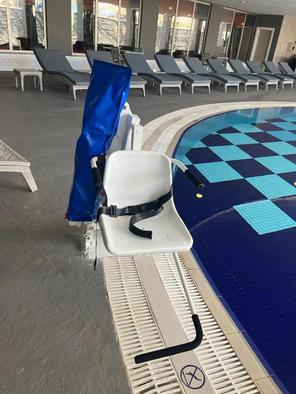 Poollift für Gäste mit Behinderung
