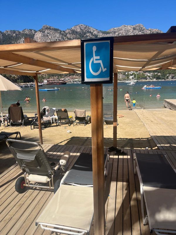 Plajda engelli alanı